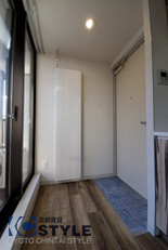 遮光面があり明るい玄関にはトールサイズのシューズボックス