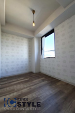 優しい光が差し込む洋室（202号）