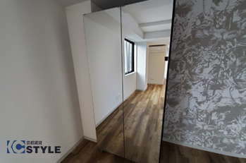 全身鏡付きの可動式クローゼットキャスター付きで配置を自在に変更できます