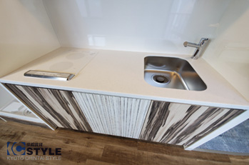 室内と統一感のあるスタイリッシュなキッチン調理スペースもしっかり確保