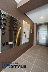 オートロック完備の明るいエントランス