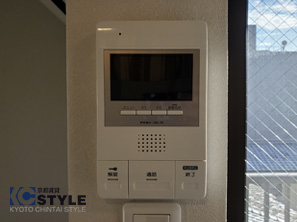 モニター付インターホンでオートロックへの来訪者の顔を確認して頂けます